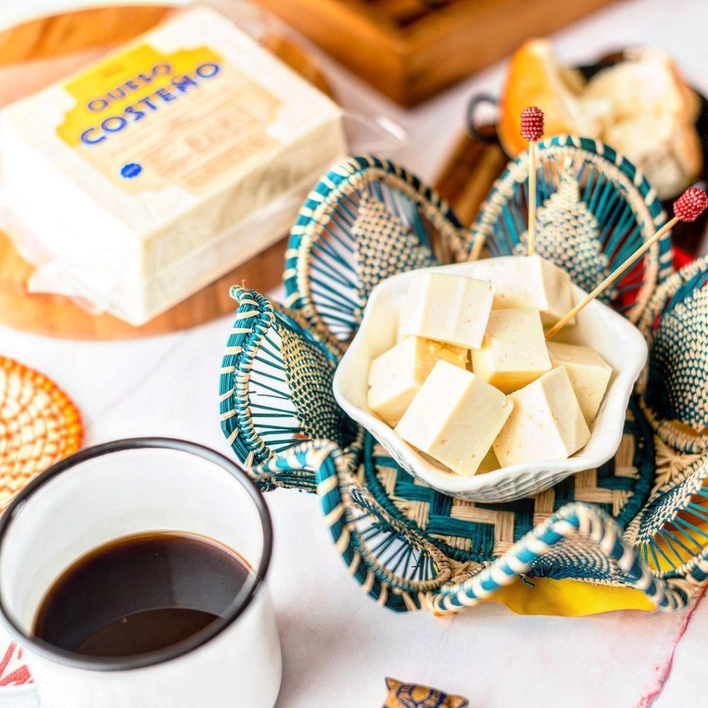 Delicioso queso costeño ejemplo de bacterias buenas, se considera una fuente de proteínas, se puede consumir como un snack o usarlo para tus preparaciones, tiene un alto contenido de calcio.